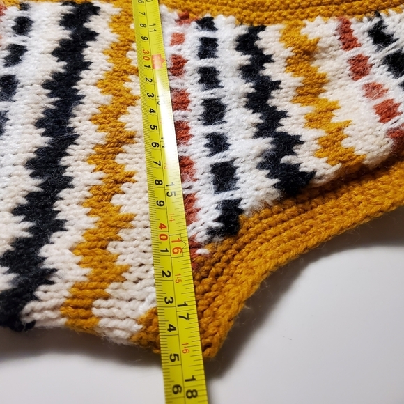 Womens 70's Earthtoned hand knitted vest - Picture 15 of 16